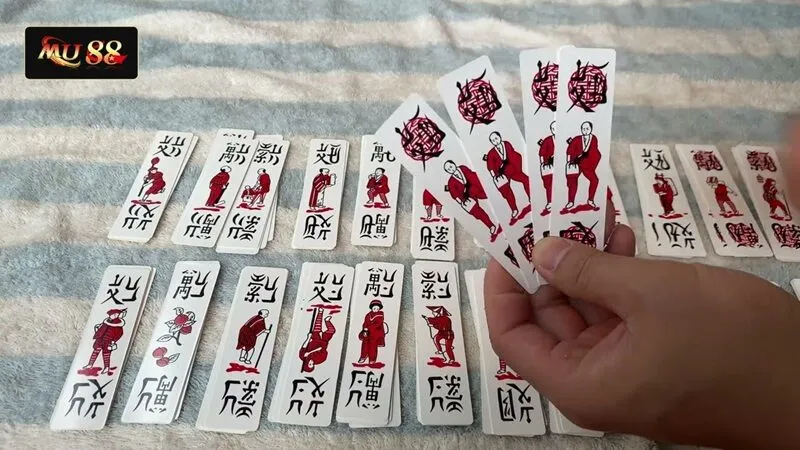 Một bộ bài với 100 quân bài mang nhiều nét văn hoá cổ xưa Một bộ bài với 100 quân bài mang nhiều nét văn hoá cổ xưa